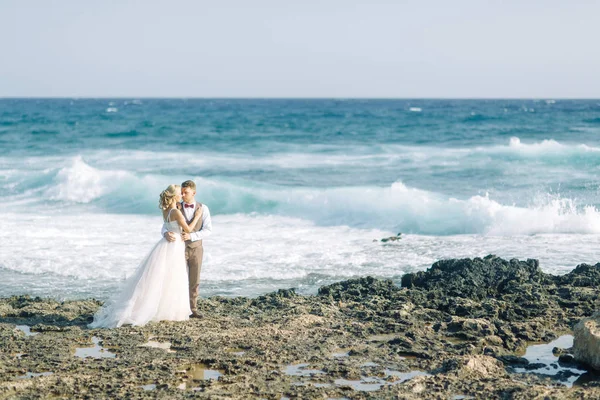 Bröllop Fotosession Stranden Par Vid Solnedgången Går Och Kramar Skrattar — Stockfoto