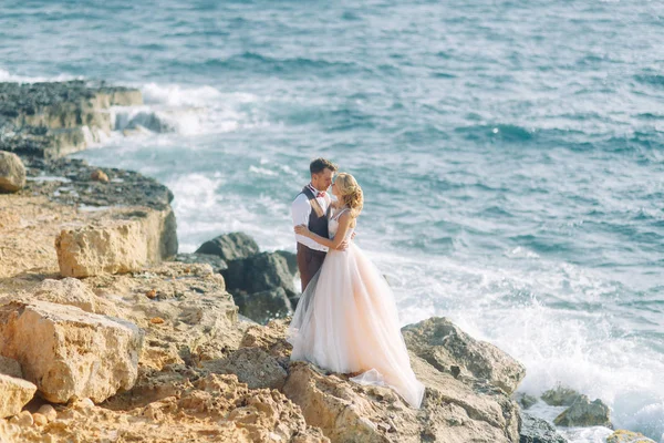 Свадебная Фотосессия Пляже Пара Закате Прогулки Объятия Смех Поцелуи — стоковое фото