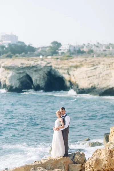 Sesión Fotos Boda Playa Pareja Atardecer Paseos Abrazos Risas Besos —  Fotos de Stock