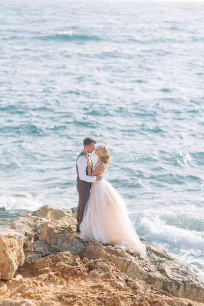 Wedding Fotoshoot Het Strand Paar Bij Zonsondergang Wandelingen Hugs Lacht — Stockfoto