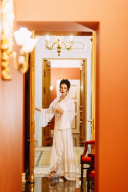 Gelinin ücretleri bir buket ile lüks otel. Gelin boudoir elbiseli sabahlık.