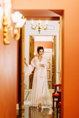 Gelinin ücretleri bir buket ile lüks otel. Gelin boudoir elbiseli sabahlık.