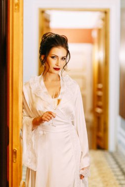 Gelinin ücretleri bir buket ile lüks otel. Gelin boudoir elbiseli sabahlık.