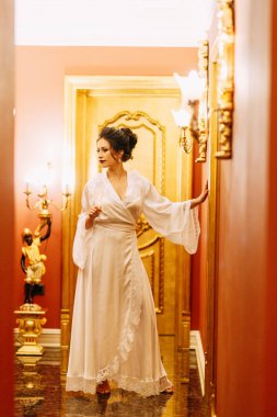 Gelinin ücretleri bir buket ile lüks otel. Gelin boudoir elbiseli sabahlık.