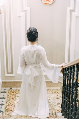 Gelinin ücretleri bir buket ile lüks otel. Gelin boudoir elbiseli sabahlık.