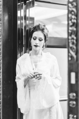 Gelinin ücretleri bir buket ile lüks otel. Gelin boudoir elbiseli sabahlık.