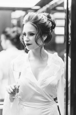 Gelinin ücretleri bir buket ile lüks otel. Gelin boudoir elbiseli sabahlık.