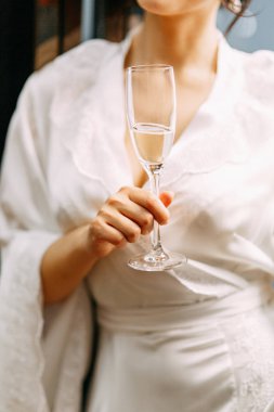Gelinin ücretleri bir buket ile lüks otel. Gelin boudoir elbiseli sabahlık.