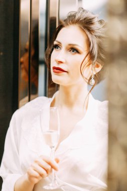 Gelinin ücretleri bir buket ile lüks otel. Gelin boudoir elbiseli sabahlık.