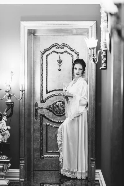 Gelinin ücretleri bir buket ile lüks otel. Gelin boudoir elbiseli sabahlık.