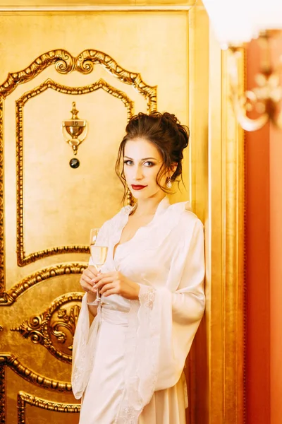 Gelinin ücretleri bir buket ile lüks otel. Gelin boudoir elbiseli sabahlık.