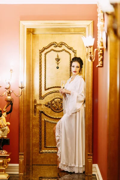 Плата Невесту Роскошном Отеле Букетом Невеста Будуарном Платье Неглиже — стоковое фото