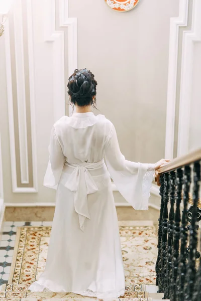 Gelinin ücretleri bir buket ile lüks otel. Gelin boudoir elbiseli sabahlık.