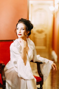 Gelinin ücretleri bir buket ile lüks otel. Gelin boudoir elbiseli sabahlık.