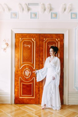 Gelinin ücretleri bir buket ile lüks otel. Gelin boudoir elbiseli sabahlık.