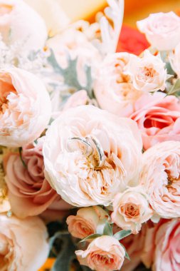 Düğün, buket, elbise ve floristik detayları. Otel ve stüdyo ücretleri.