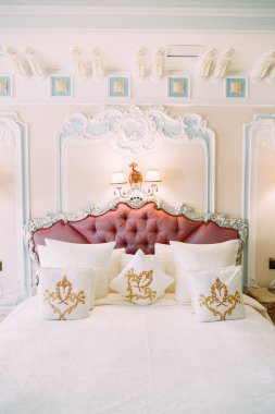 Düğün, buket, elbise ve floristik detayları. Otel ve stüdyo ücretleri.