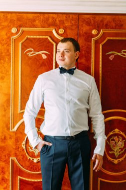 Damat Deluxe otel hazırlıkları. erkek gömlek ve ceket.