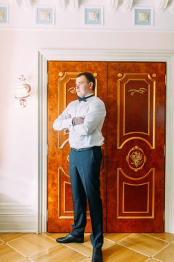 Damat Deluxe otel hazırlıkları. erkek gömlek ve ceket.