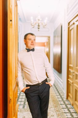 Damat Deluxe otel hazırlıkları. erkek gömlek ve ceket.