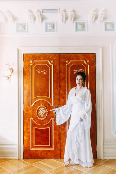 Плата Невесту Роскошном Отеле Букетом Невеста Будуарном Платье Неглиже — стоковое фото