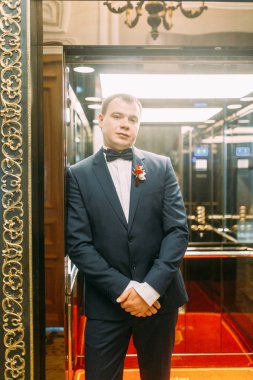 Damat Deluxe otel hazırlıkları. erkek gömlek ve ceket.