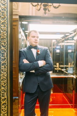 Damat Deluxe otel hazırlıkları. erkek gömlek ve ceket.