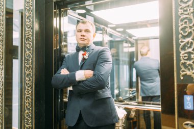 Damat Deluxe otel hazırlıkları. erkek gömlek ve ceket.