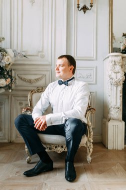 Damat Deluxe otel hazırlıkları. erkek gömlek ve ceket.