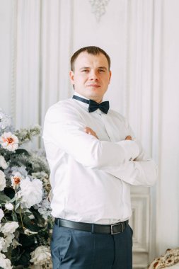 Damat Deluxe otel hazırlıkları. erkek gömlek ve ceket.