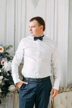 Damat Deluxe otel hazırlıkları. erkek gömlek ve ceket.