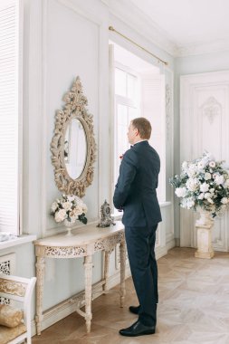 Damat Deluxe otel hazırlıkları. erkek gömlek ve ceket.