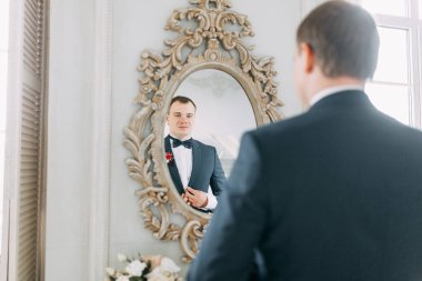 Damat Deluxe otel hazırlıkları. erkek gömlek ve ceket.