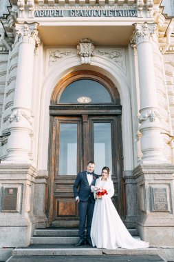 Ciddi kayıt evlilik kayıt defteri ofisinde. Bir kaç çift kişilik bir oda içinde.