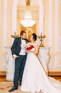 Ciddi kayıt evlilik kayıt defteri ofisinde. Bir kaç çift kişilik bir oda içinde.