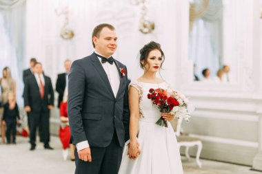 Ciddi kayıt evlilik kayıt defteri ofisinde. Bir kaç çift kişilik bir oda içinde.