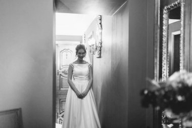 Gelini bir buket ile bir pahalı lüks otel. Merdivenlerde ve koridorda duran.