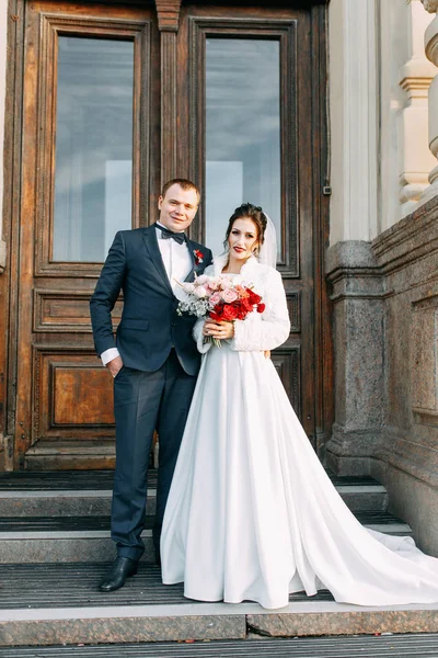 Ciddi kayıt evlilik kayıt defteri ofisinde. Bir kaç çift kişilik bir oda içinde.