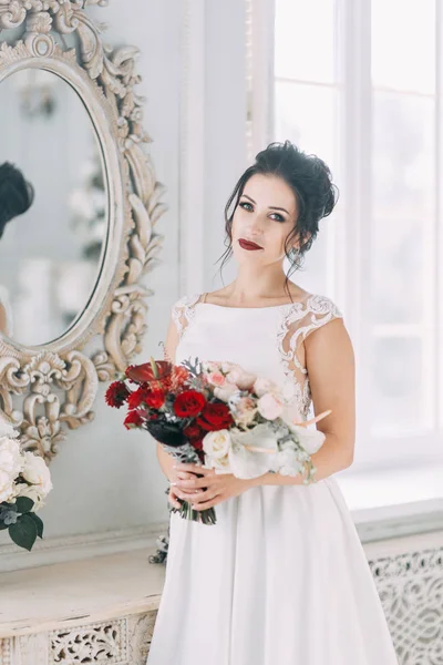 Невеста Яркой Студии Букетом Свадебное Платье Зеркало — стоковое фото