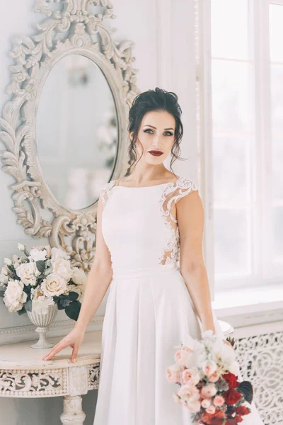 Braut Einem Hellen Studio Mit Einem Strauß Hochzeitskleid Und Spiegel — Stockfoto