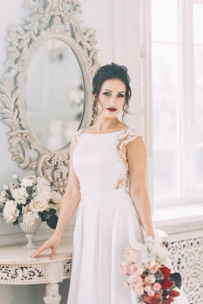 Mariée Dans Studio Lumineux Avec Bouquet Robe Mariée Miroir — Photo