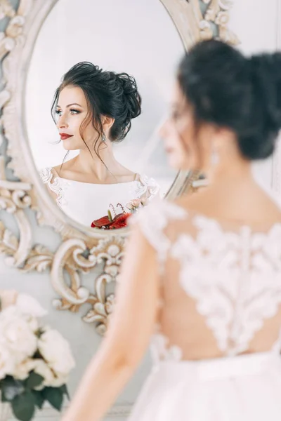 Невеста Яркой Студии Букетом Свадебное Платье Зеркало — стоковое фото