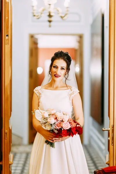 Die Braut Einem Teuren Luxushotel Mit Einem Strauß Auf Der — Stockfoto