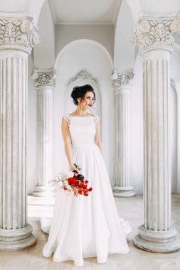 Bir buket düğün elbise güzel kız. Gelin bir parlak güneşli Studio.