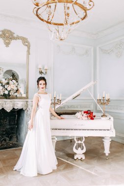 Bir buket düğün elbise güzel kız. Gelin bir parlak güneşli Studio.