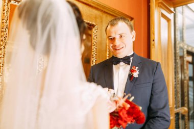 Yeni evliler Studio ve otel toplantı. Gelin ve damat bir buket ile.