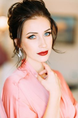 Lüks bir otelde bir negligee gelin ücretleri. Boudoir elbise ve buket düğünde.