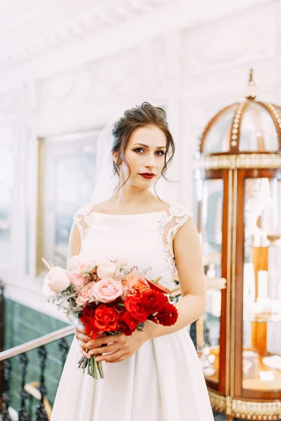 Невеста Дорогом Роскошном Отеле Букетом Стоя Лестнице Коридоре — стоковое фото