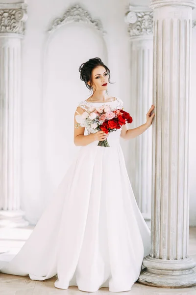 Belle Fille Dans Une Robe Mariée Avec Bouquet Mariée Dans — Photo