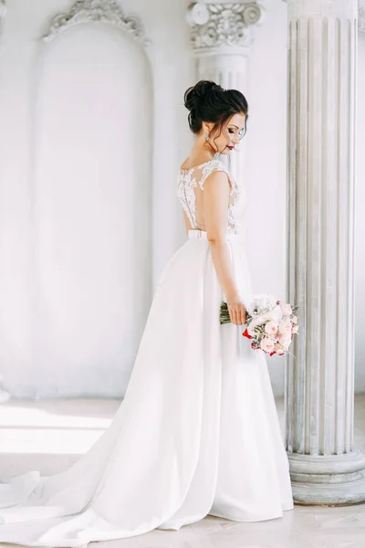 Красивая Девушка Свадебном Платье Букетом Невеста Яркой Солнечной Студии — стоковое фото